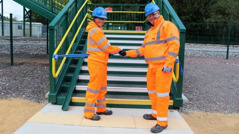 East West Rail installs ‘railway first’ footbridge in Bicester